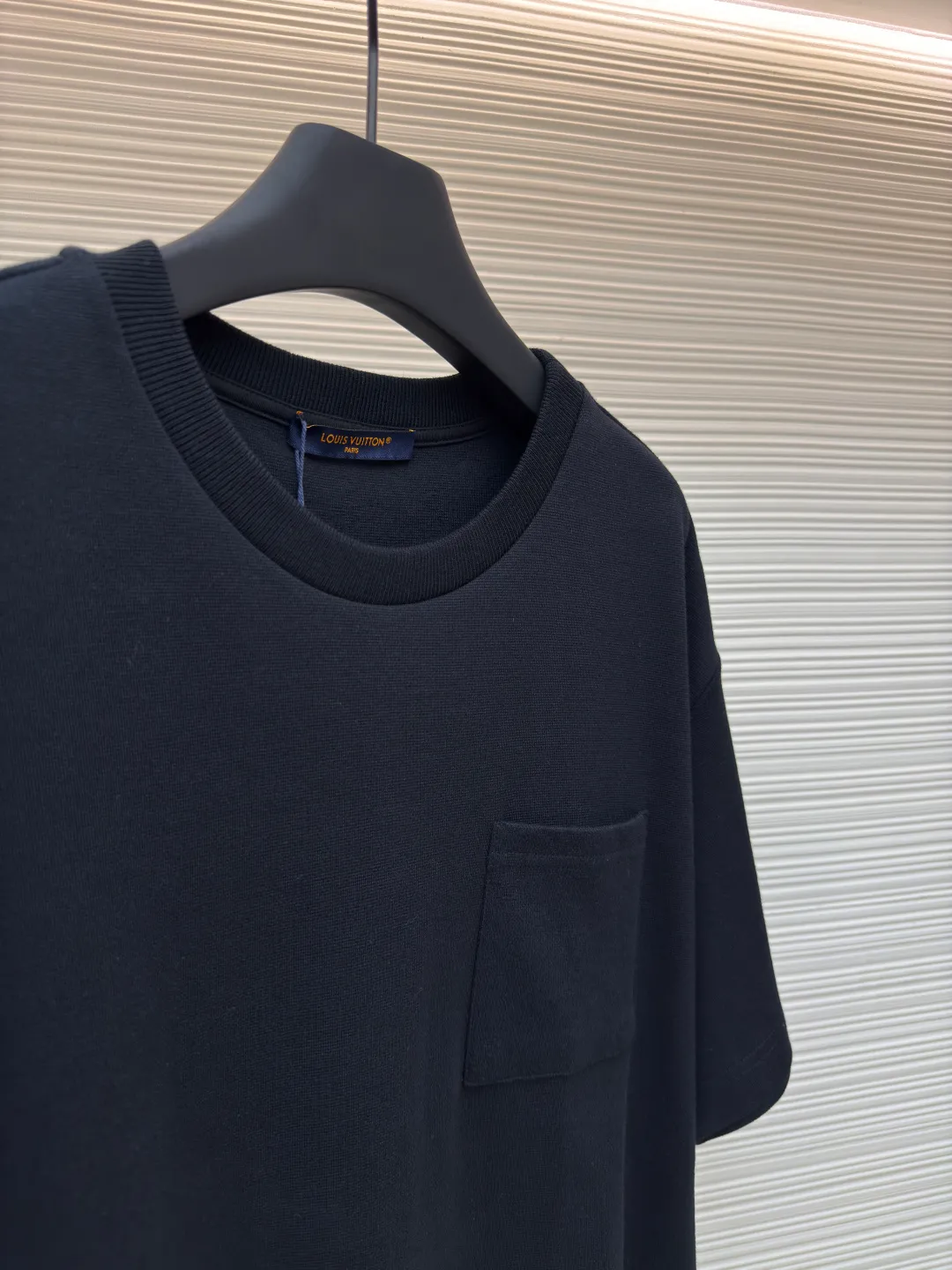 LOUIS VUITTON Pocket jacquard short sleeves ●Authentic product: purchased and developed for 8500 ●Item number: 1680112-A35 ●Fabric: pure cotton fabric ●Technology: jacquard knitting ●Version: fitted version ●Weight: about 345 grams ●Size: XS-S-M-L ●Description: Use 18-needle upper and lower cotton jacquard knitted fabric, weight 300g. Disassemble the original version to analyze the type of machine for yarn parameters. Manually count the needles and draw the pattern. The jacquard fabric is woven by Fukuda machine imported from Japan. The solid color part uses an 18-needle double-sided jacquard machine to weave the pique fabric. The jacquard and solid color fabrics are proportioned according to the amount of each piece. The two fabrics are the same The vat dyeing ensures that there is no color difference in the finished fabric. Overflow vat rope dyeing is used. The edge of the finished fabric is over-positioned and the weft adjuster is used to adjust the weft and slant to ensure that the pattern of the finished fabric is consistent with the size of the Y version. The front + sleeves are made of solid pique fabric, and the back pocket is made of jacquard fabric. The pocket letters are centered and positioned to take out the pieces. The thread is made of 40s double-ply cotton yarn and the flat collar is woven on a horizontal machine. The overall wiring is straight and delicate, the fabric is comfortable and soft, and the color is consistent without color difference. It can be matched with the same style to create a fashionable look and control various occasions. Customized accessories, complete with three standards, same style for men and women!